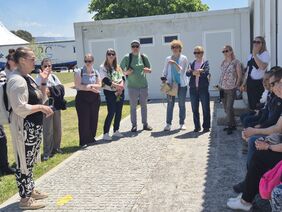 Anu Lomp Visit Saaremaast tutvustab partneritele Saaremaa Olavitee kontseptsiooni ja tegevusi.