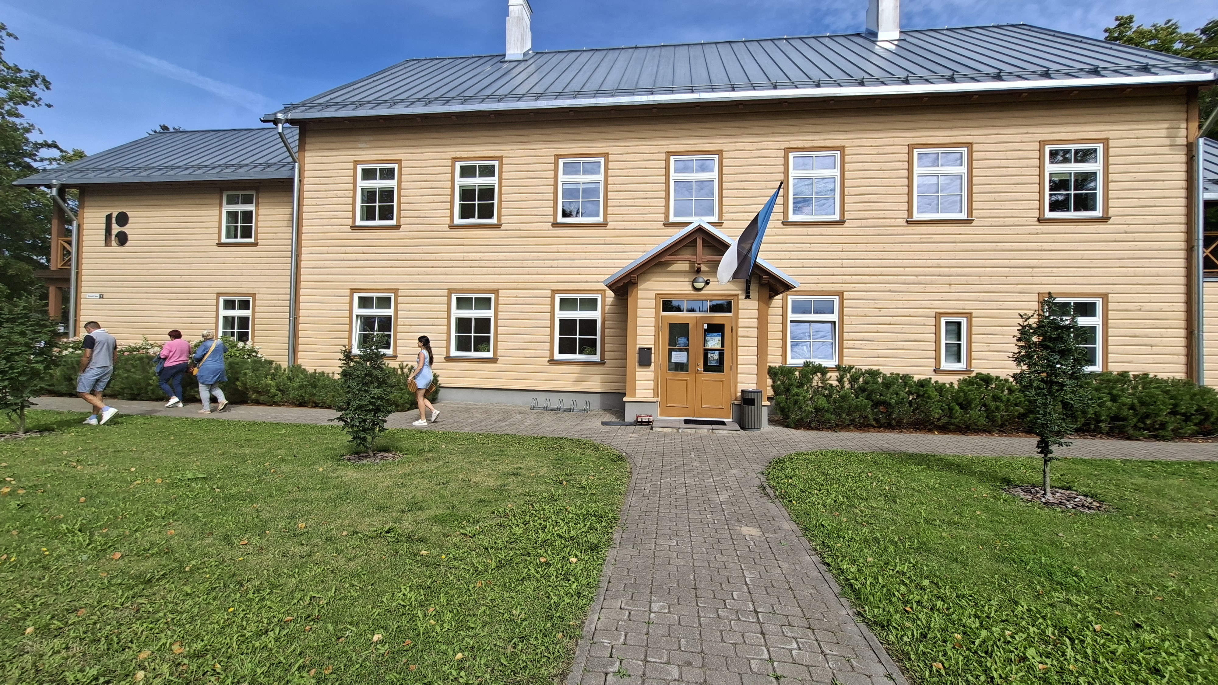 Linnamäel Oru kandi seltsil külas